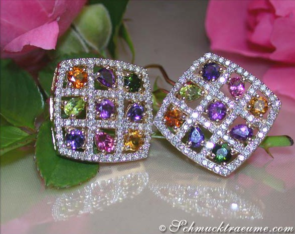 Multicolor Edelstein-Ohrringe mit Brillanten, detailreich, auf Rosenblättern präsentiert