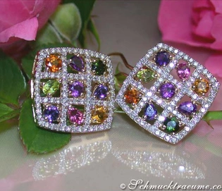 Multicolor Edelstein-Ohrringe mit Brillanten, detailreich, auf Rosenblättern präsentiert