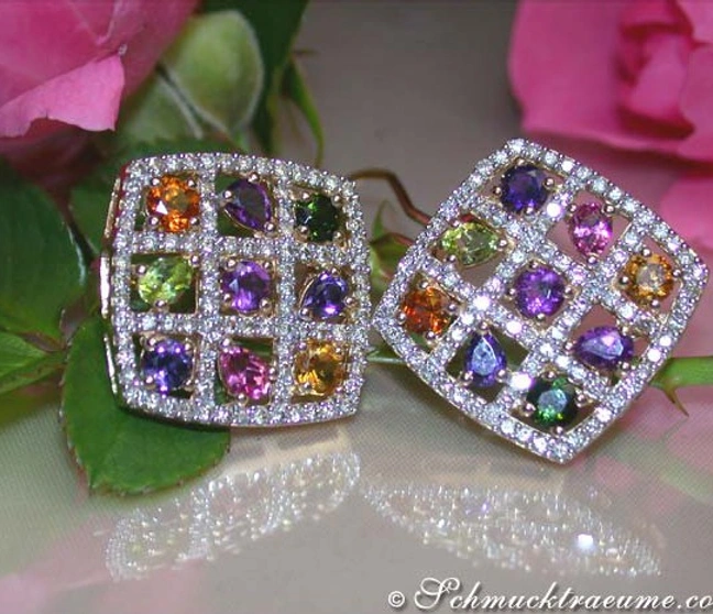 Multicolor Edelstein-Ohrringe mit Brillanten, detailreich, auf Rosenblättern präsentiert Multicolor Edelstein-Ohrringe mit Brillanten, detailreich, auf Rosenblättern präsentiert