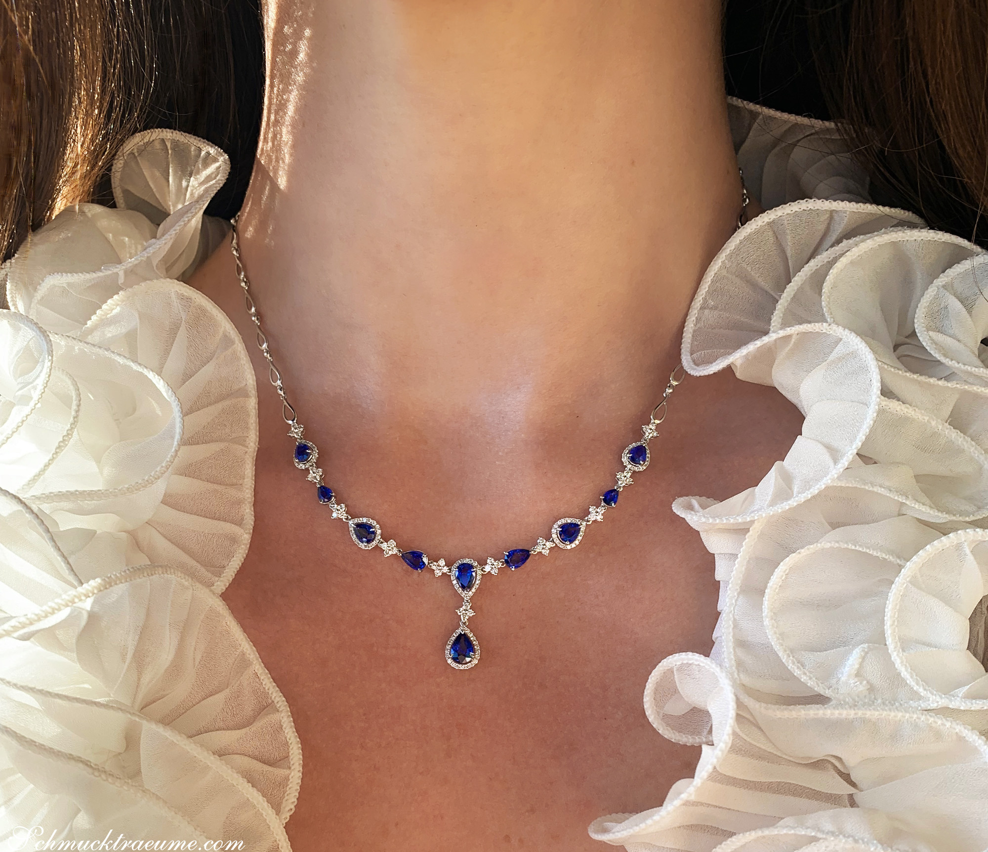 Perlenkragen mit blauen Saphiren und Diamanten auf weißem Organzahemd