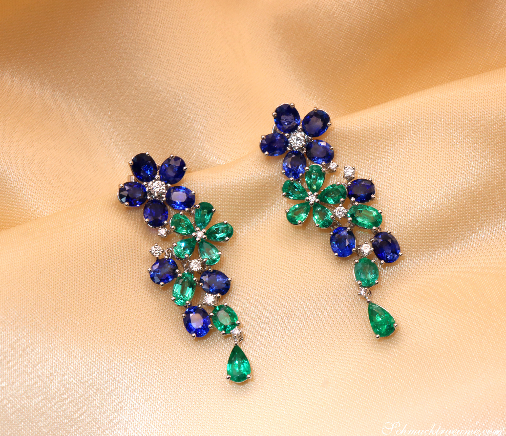 Weißgold-Ohrringe mit Smaragd und Saphir in Blütenform