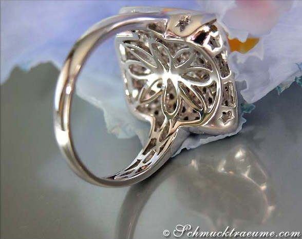 Weißgoldring mit naturbraunen Brillanten, Detailaufnahme, filigraner Schmuck