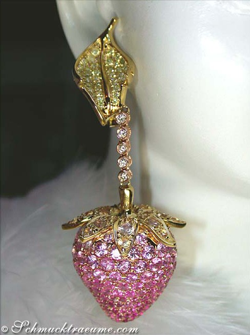 Goldene Erdbeer-Ohrhänger mit pinken und gelben Saphiren, Detailaufnahme.