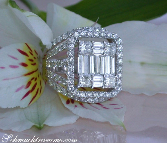 Weißgold-Ring mit Princess- und Baguette-Diamanten, Detailaufnahme, elegant und luxuriös. Weißgold-Ring mit Princess- und Baguette-Diamanten, Detailaufnahme, elegant und luxuriös.