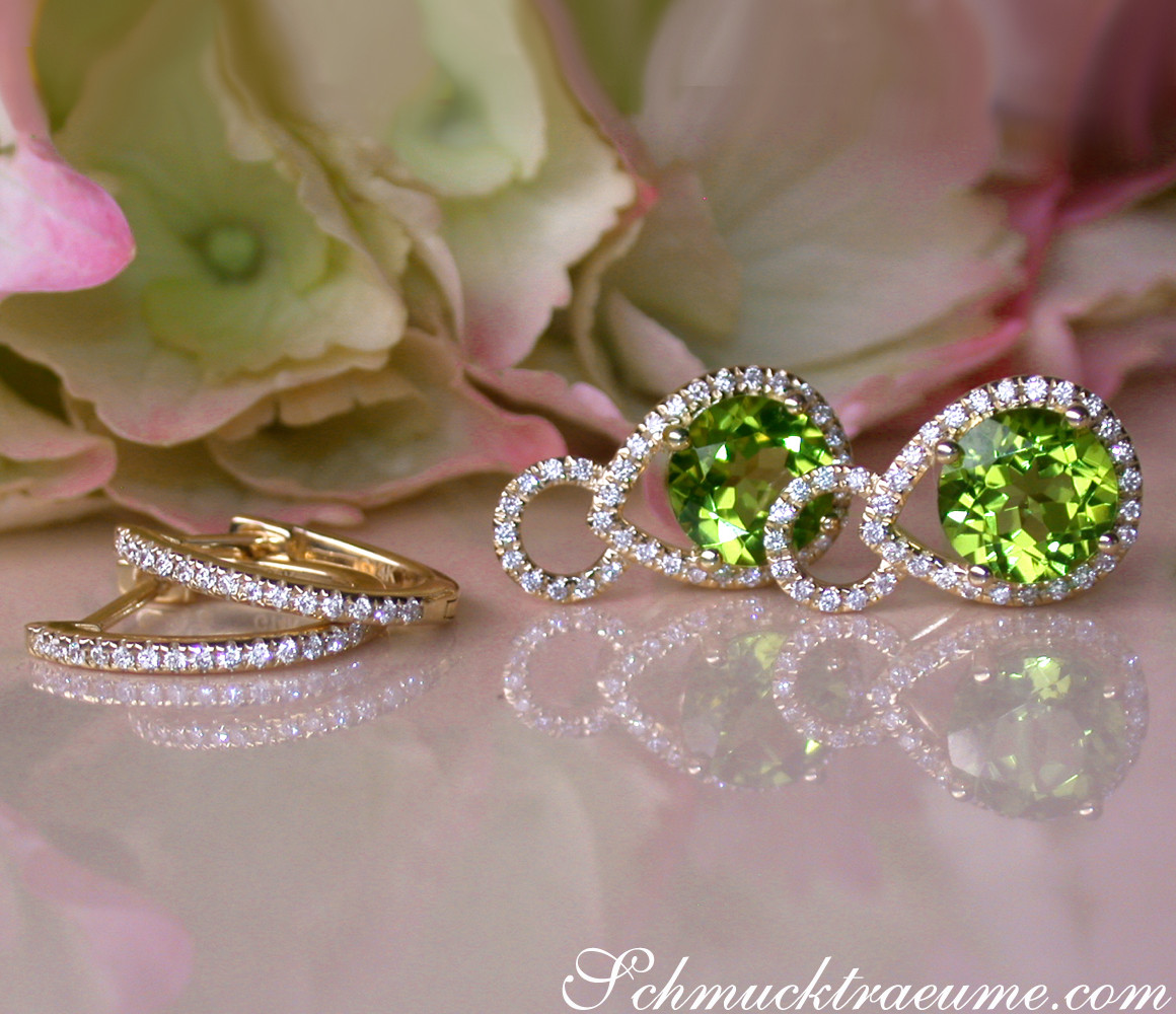 Peridot-Ohrringe mit Diamanten auf Blumenhintergrund