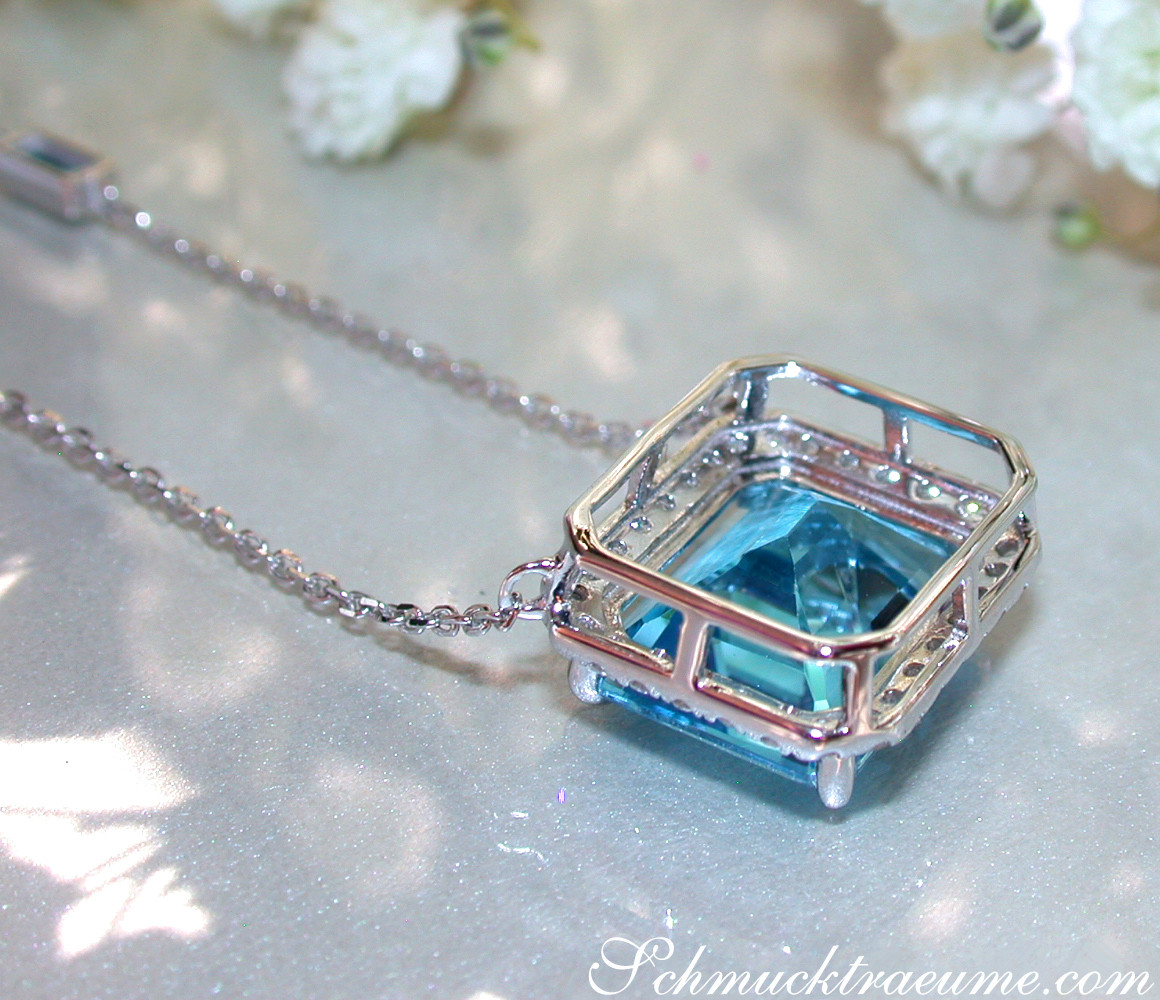 Blautopas-Halskette mit Diamanten, 8.220 Karat, Weißgold 585, detailreich, klassisch elegant