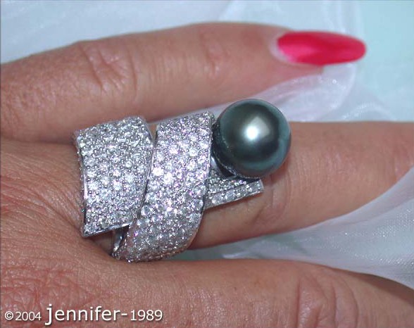 Tahitiperlen-Ring mit Brillanten in Weißgold, Detailaufnahme auf Hand getragen