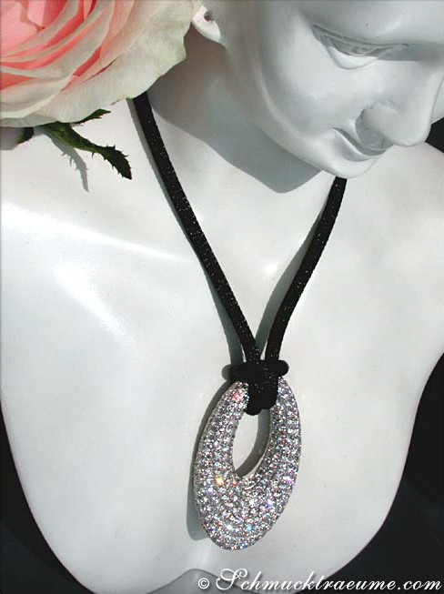 Rosen-Deko: Luxus-Brillanten-Anhänger mit Satinkordel auf Mannequin