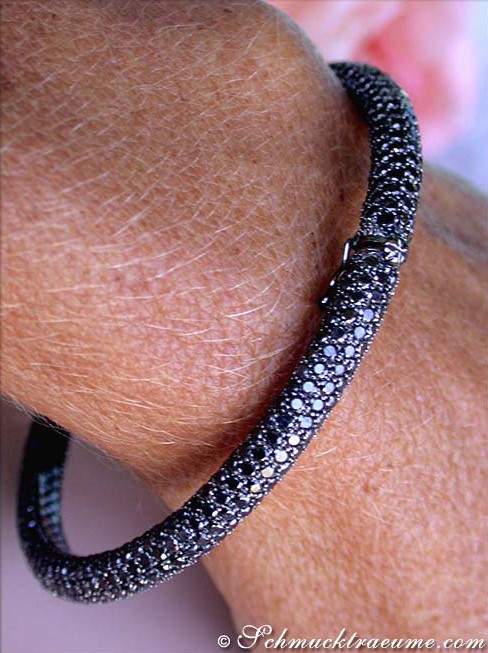 Schwarzer Diamant-Armreif in Weißgold 750, Detailaufnahme, am Handgelenk getragen