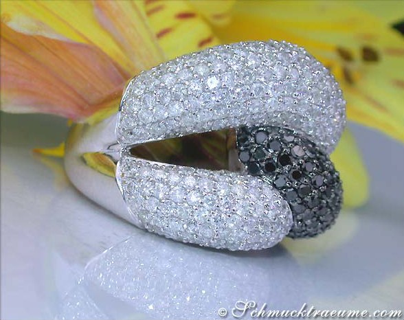 Detailansicht des voluminösen Diamantringes mit weißen und schwarzen Steinen