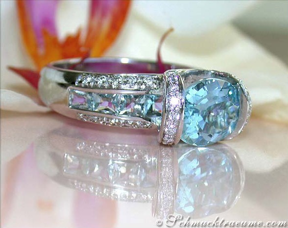 Weißgoldring mit Aquamarin und Brillanten, detailreich, auf Blume präsentiert