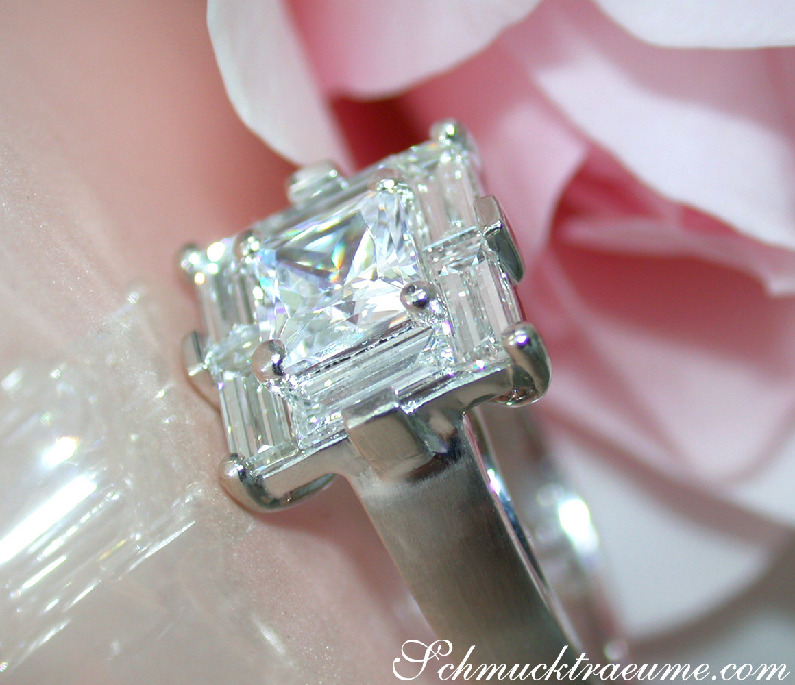 Prinzessschliff-Diamant-Ring mit Baguetten in Platin, Detailansicht