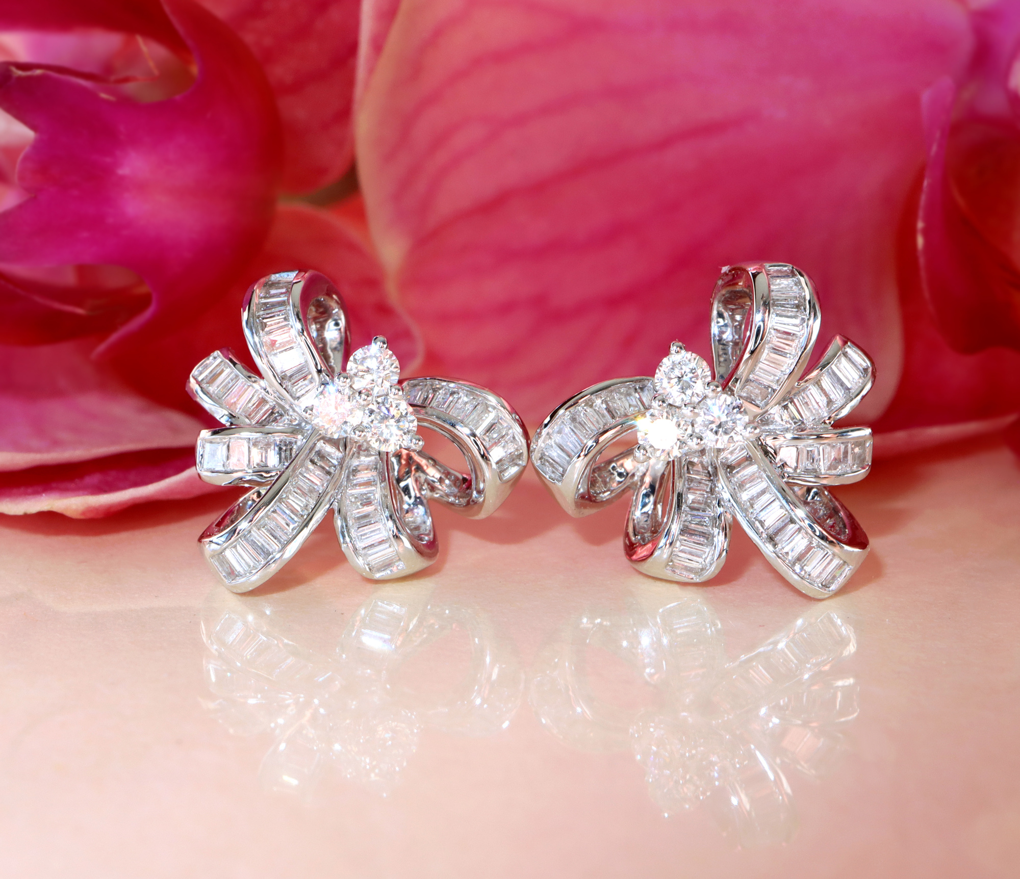 Exquisite Diamanten-Schleifen-Ohrstecker auf rosa Blüte, detailreich, elegant, 750 Weißgold