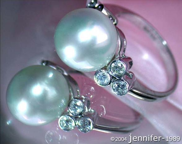 Weißgold-Ring mit großen Perlen und Diamanten, Detailaufnahme