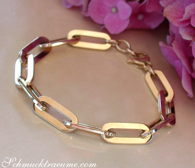 Goldenes Paperclip-Armband in Gelbgold 585 mit langen, klaren Gliedern auf rosafarbenem Hintergrund. Goldenes Paperclip-Armband in Gelbgold 585 mit langen, klaren Gliedern auf rosafarbenem Hintergrund.