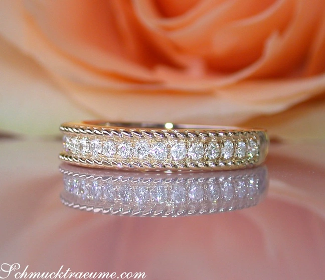 Kordel-Diamantring im Gelbgold 585, 0.275 Karat, W SI, elegant auf Rosenblüte. Kordel-Diamantring im Gelbgold 585, 0.275 Karat, W SI, elegant auf Rosenblüte.