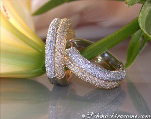 Goldene Creolen mit Diamanten, Detailaufnahme, elegant gestaltet