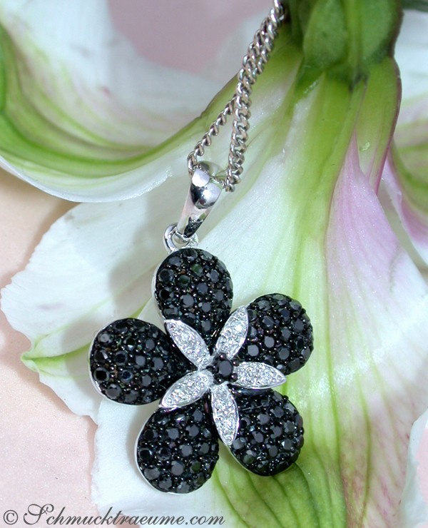 Schwarzer Diamant-Blumenanhänger auf Kette, Detailaufnahme, elegant, schimmernd