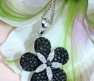 Schwarzer Diamant-Blumenanhänger auf Kette, Detailaufnahme, elegant, schimmernd