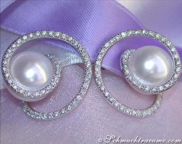 Weißgold 750 Ohrstecker mit 0.750 Karat Brillanten und 10-11 mm Südseeperlen, Detailaufnahme