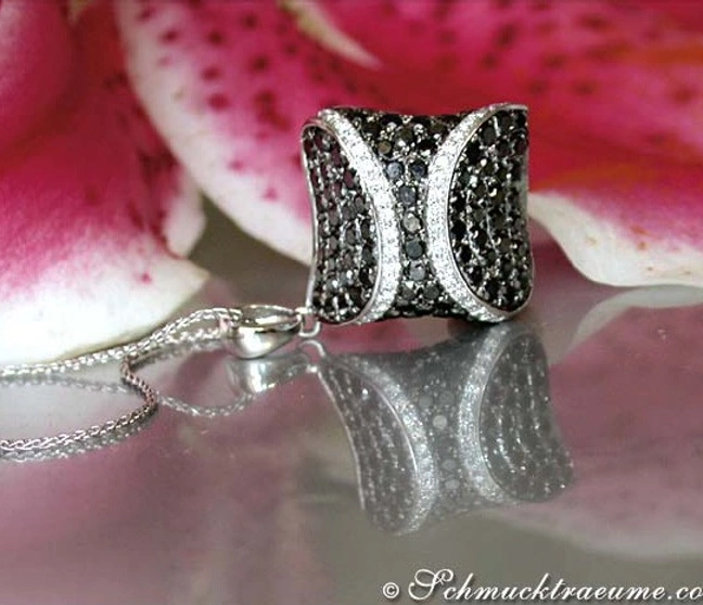 Auffallender schwarze Diamanten Anhänger im Rauten Design - Image 1 Auffallender schwarze Diamanten Anhänger im Rauten Design - Image 1