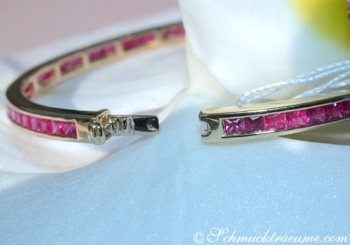 Edler Rubinarmreif aus Gelbgold 585, Detailaufnahme mit funkelnden Rubinen