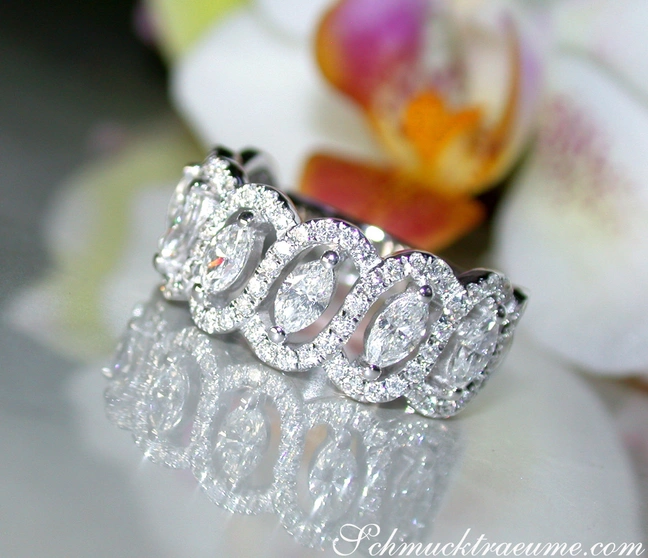 Diamantring mit Marquise-Diamanten und Brillanten, Detailaufnahme, Weißgold 750 Diamantring mit Marquise-Diamanten und Brillanten, Detailaufnahme, Weißgold 750