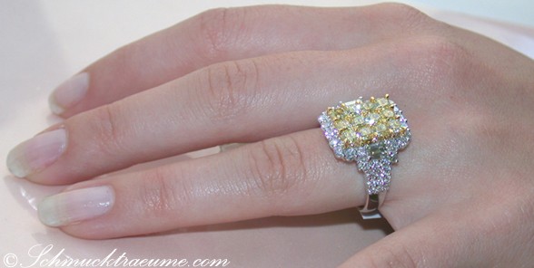 Gelber Diamant-Ring mit Brillanten auf Hand getragen