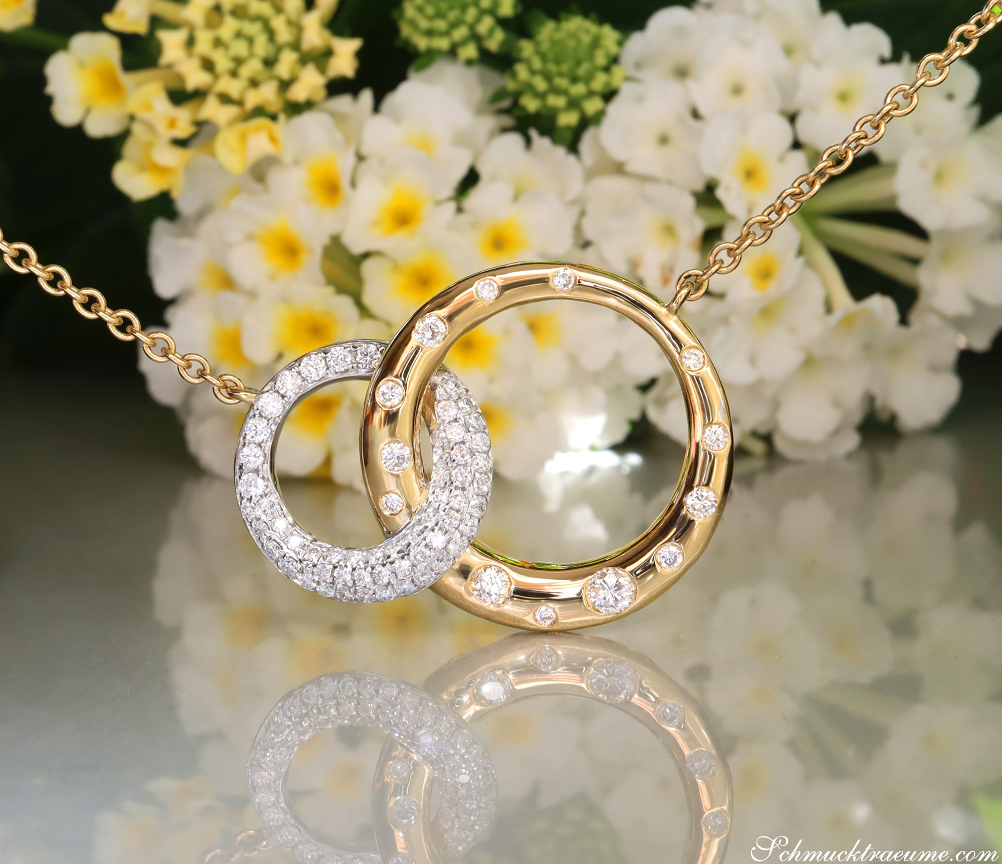 Gelbgold Halskette mit 0.510ct TW SI Brillanten, zwei ineinander verschlungene Kreise, floraler Hintergrund