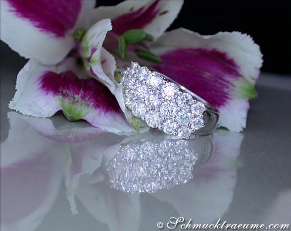Weißgoldring mit Diamantbesatz auf Blüte
