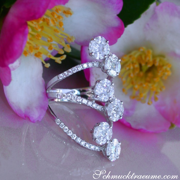 Weißgoldring mit Marquise Diamanten auf Blume, Perspektive von oben