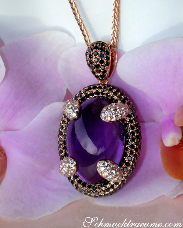 Klassischer Amethyst-Anhänger mit Diamanten, roségoldenes Detail, auf Blume gestützt