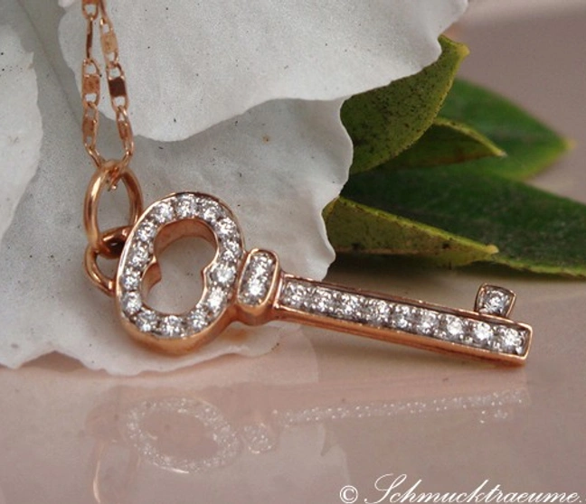 Rückhaltender Diamantenschlüssel-Anhänger aus Roségold, detailreich, elegant auf weißem Hintergrund Rückhaltender Diamantenschlüssel-Anhänger aus Roségold, detailreich, elegant auf weißem Hintergrund