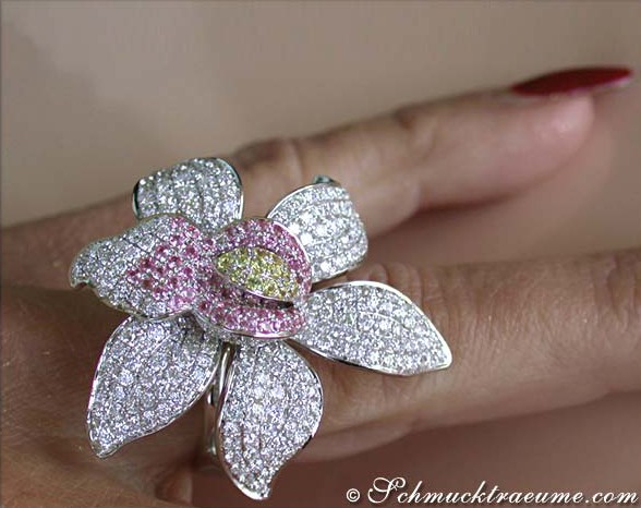 Orchideenring aus Weißgold 750, 5.340 Karat, mit Diamanten und Saphiren, Detailaufnahme
