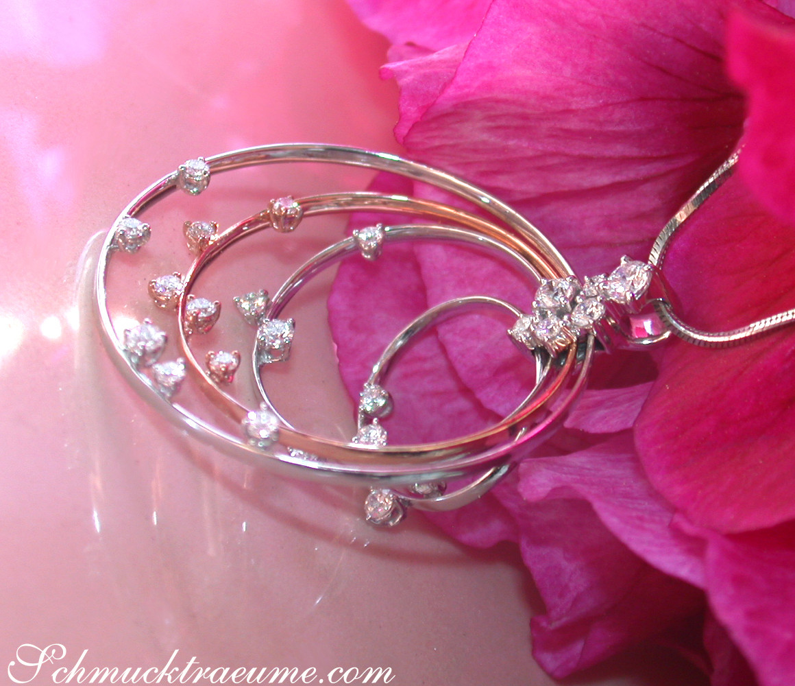 Kreisförmiger Anhänger mit funkelnden Brillanten auf roségoldener Kette