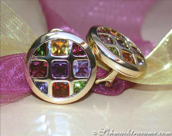 Goldene Ohrstecker mit farbenfrohen Edelsteinen in Kreuzform