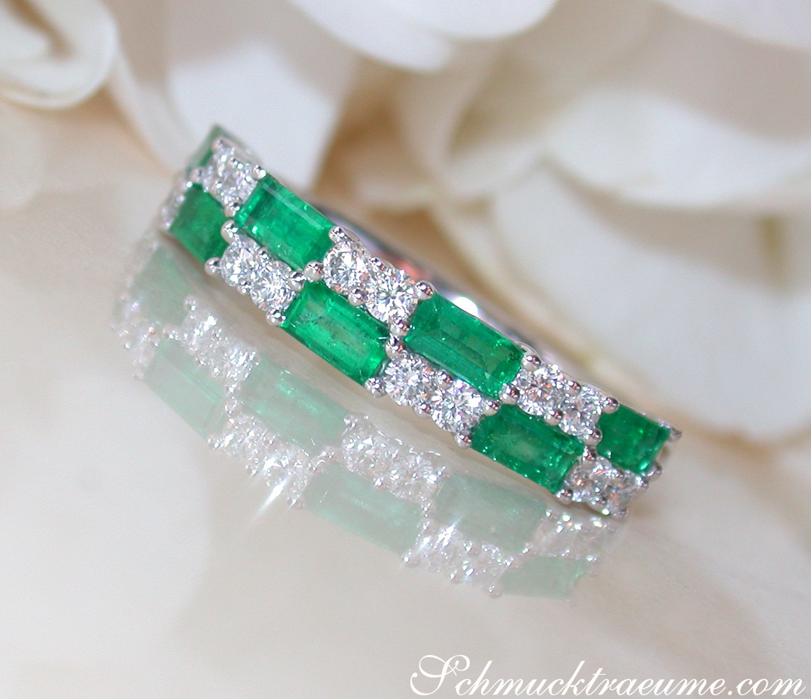 Weißgold Bandring mit Smaragden und Brillanten, Detailaufnahme, elegant und glänzend.