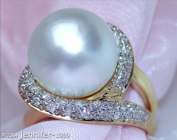 Detail des Südseeperlen-Rings mit Diamant-Besatz in Gelbgold