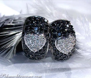 Herz-Ohrstecker aus Weißgold mit schwarzen und weißen Diamanten, detailreich verziert
