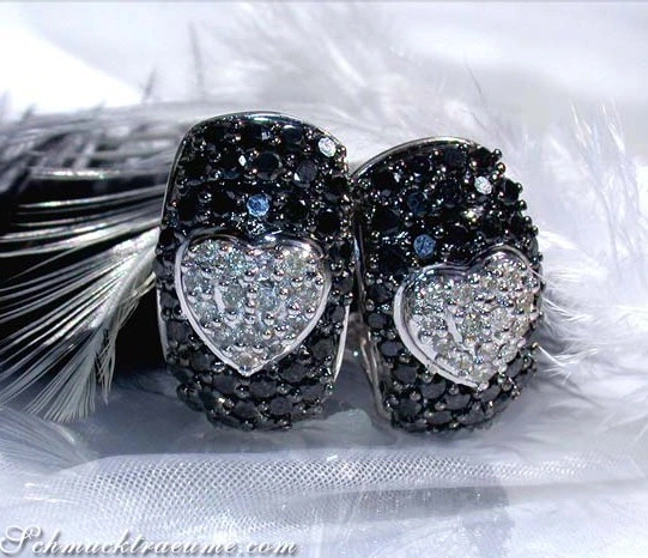 Herz-Ohrstecker aus Weißgold mit schwarzen und weißen Diamanten, detailreich verziert Herz-Ohrstecker aus Weißgold mit schwarzen und weißen Diamanten, detailreich verziert
