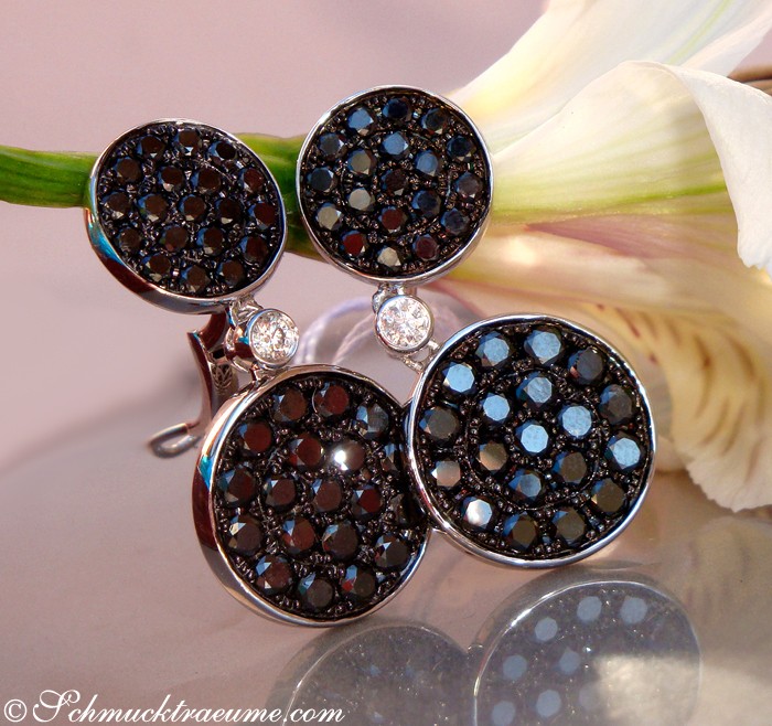 Schwarze Diamanten Ohrgehänge mit Brillanten in Weißgold 585, Detailaufnahme, elegant und luxuriös.