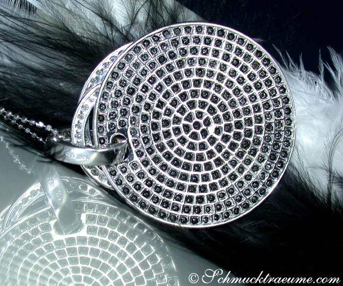 Weißgold 750 Anhänger mit schwarzen Diamanten, Detailaufnahme, elegant, rund, glänzend