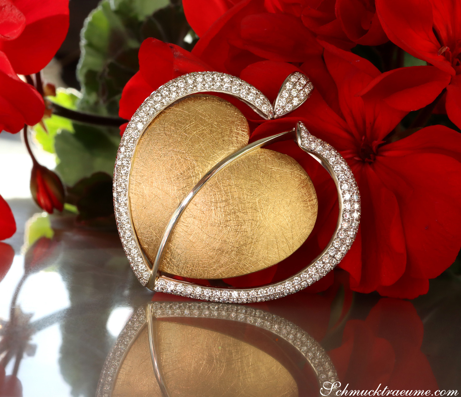 Goldenes Herz-Collier mit Brillanten, Detailaufnahme, elegant getragen