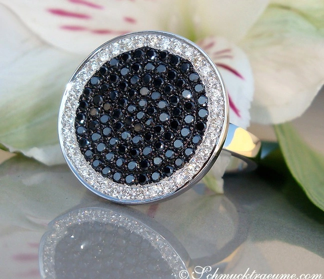 Schwarz-weiß Diamant-Ring mit 1.240 Karat in Weißgold 585, Detailaufnahme, elegant und extravagant. Schwarz-weiß Diamant-Ring mit 1.240 Karat in Weißgold 585, Detailaufnahme, elegant und extravagant.