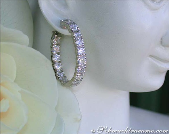 Weißgold-Creolen mit Diamanten auf Puppenkopf, Detailaufnahme