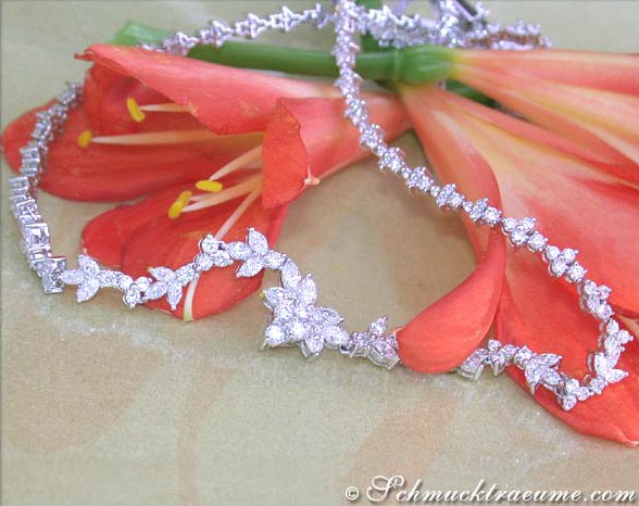 Floraler Diamant-Collier mit Blütenmotiv, Detailaufnahme, handgefertigte Goldarbeit, elegant.