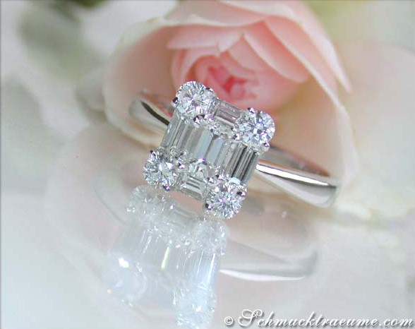 Detailansicht eines Diamant-Rings im Carré-Design, Weißgold 750, umgeben von Rosenblättern.