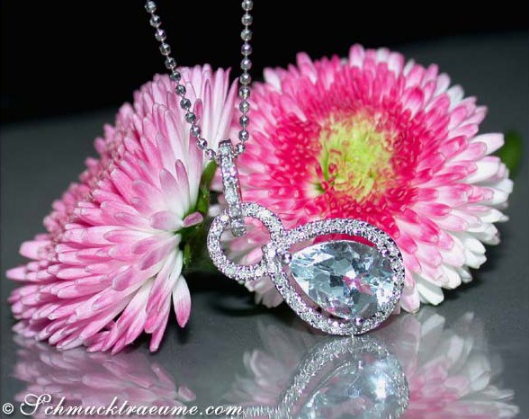 Zarter Aquamarin-Anhänger mit Diamanten, detailreich, blau leuchtend, auf Blume präsentiert