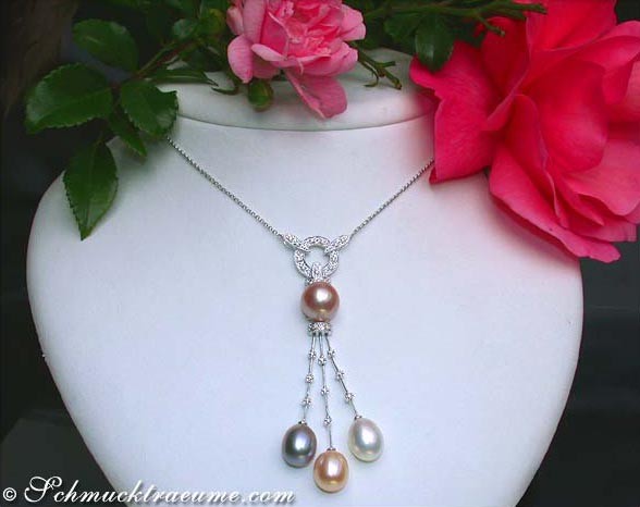 Multicolor Süßwasserperlen-Collier mit Diamanten, elegant auf weißem Halsform-Modell präsentiert