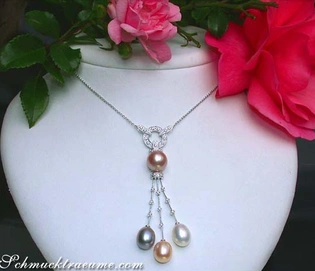 Multicolor Süßwasserperlen-Collier mit Diamanten, elegant auf weißem Halsform-Modell präsentiert